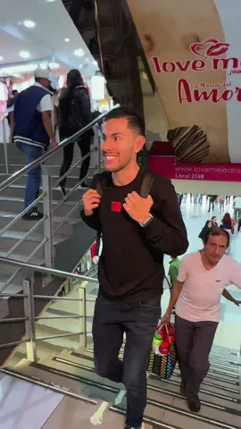 Parce, escuche esto con atención: con las mujeres primero se hace el negocio… y si todo fluye, ya después la invita a salir. Porque si usted llega es con la labia y no con la propuesta, va a perder la venta y la oportunidad. Negocie con seriedad, con respeto, cierre bien… y después si quiere, ya ve si hay química. Aprenda a leer la situación y a manejarla con altura. El que sabe negociar, sabe cuándo hablar… y cuándo quedarse callado. Y si quiere practicar esas técnicas de buena conversación, venga y almuerce en Tagüeña La Arepa en el CC Neos San Victorino. ¡Se come bueno y se conversa mejor! #SanVictorinoBogotá #NegociarConEstilo #RespetoPrimero #CalleYNegocio #VenderConClase #TagüeñaLaArepa #ArepasBogotá #CentroComercialNeos #TipsDeNegocio #NegociarBien