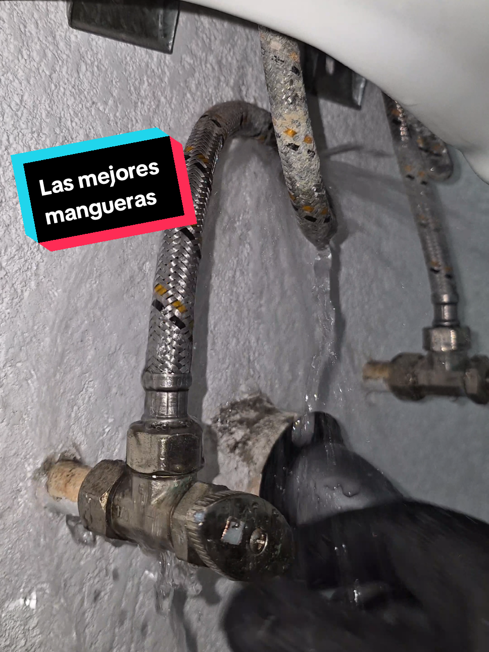 Las mejores mangueras y las más fáciles de instalar o cambiar SIN herramientas / Las Mangueras premium de coflex incluyen una llave de ajuste manual que facilita su instalación y retiro en espacios reducidos #plomeria #federalplumbing #tutorial #mangueras #lavabo #fregadero 