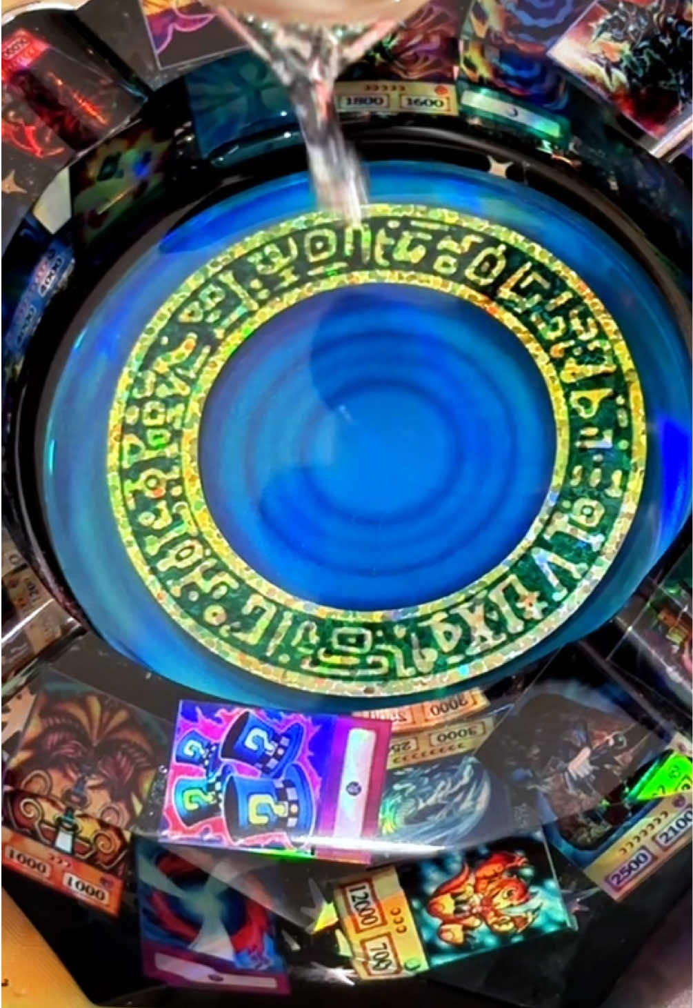 Hacia falta un cenicero de Yu-Gi-Oh con las cartitas del anime y el Dark Magician 🤩💜 👉🏻 claukv.com #yugioh #customashtray #blueeyeswhitedragon #darkmagician #resinart #tcg #Anime #yugiohtiktok #yugiohcommunity #yugiohcards 