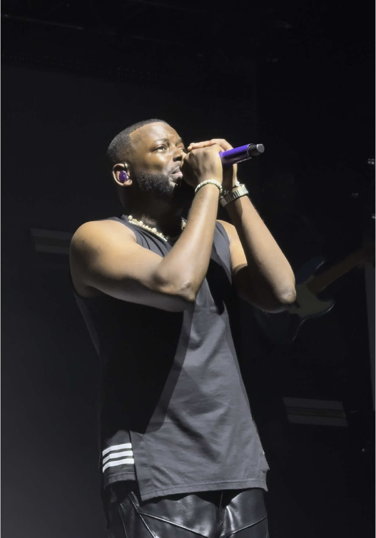 KeBlack, très ému, interprète son tube « Premier étage » avec son public lors de son concert au Zénith de Paris 🥹 #keblack 