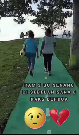 Ikhlas itu Tipu kaks, semua karena harus terbiasa tanpa Kam 2 lagi😔 Nyatanya sa masih sering berandai andai😥 Seorang adik tidak pernah mengungkapkan bahwa dia menyayangi Kakaknya. Tapi saat tidak berkomunikasi dan ditinggal pergi untuk Selamanya, Tangisannya adalah bukti kehancuran Hidupnya😔😢💔🥀