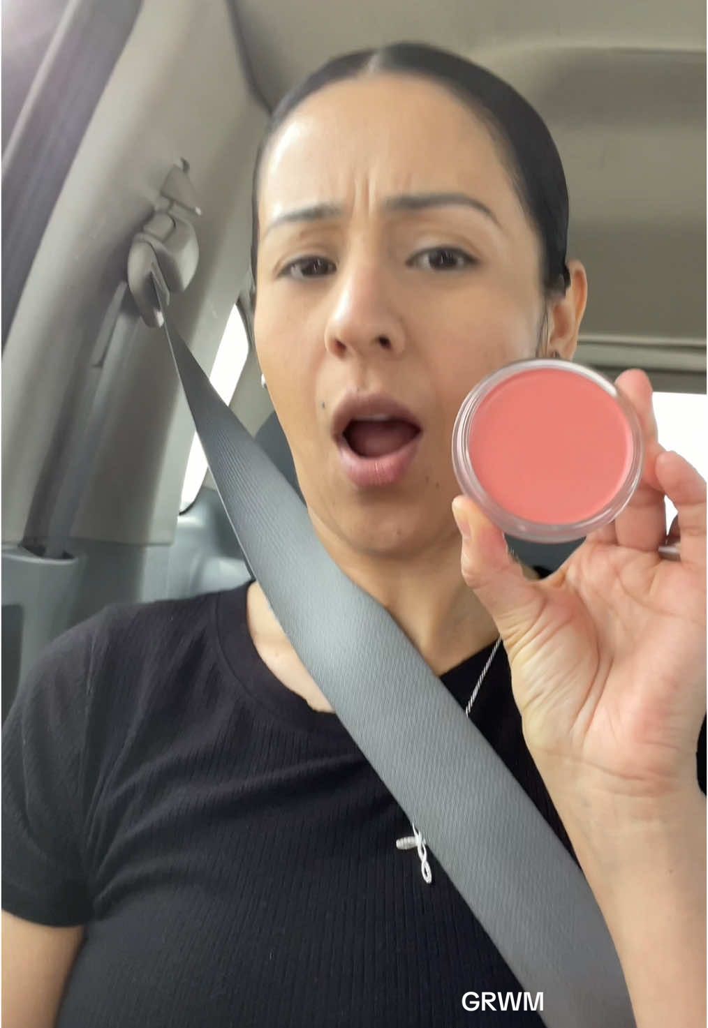 GRWM in the car 🚘 💋 y probando por primera vez el blush en crema de @Juvia’s Place #grwm #grwminthecar #makeup #maquillaje #blush #creamblush #juviasplace #juviasplaceblush 