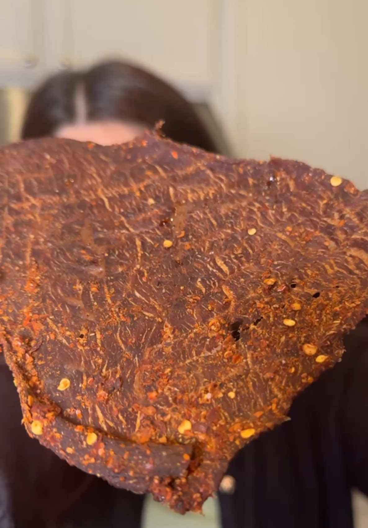 Carne seca Voiceovers are back les comparto nuevamente la receta con su explicación de voz, los tqm Ingredientes: 1/4 taza Salsa inglesa 1cda Liquid smoke Sazonador 1cda Ajo en polvo 1cda Hojuelas de pimiento rojo 1cda paprika 1cda Polvo de chiltepín Cerveza (se puede sustituir por zumo de naranja) Sal y pimienta Carne de res 185°=85°C. 6-8 hrs