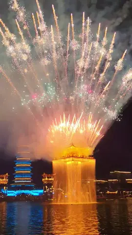 Màn trình diễn pháo hoa ở Vũ Nữ Châu đẹp quá 🎆🎆 #Wunuzhou #jiangxi #giangtay #vunuchau #hichina #chinatrip #chinatour #phuonghoangtour #dulichphuonghoang #reviewtrungquoc