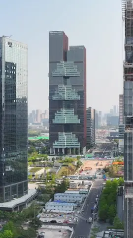 深圳万科云城，设计师竟然把艺术和科技完美融合，它白天看起来平平无奇，但是一到晚上开了灯的效果那是相当惊艳！#万科云城 #地标建筑 #航拍 