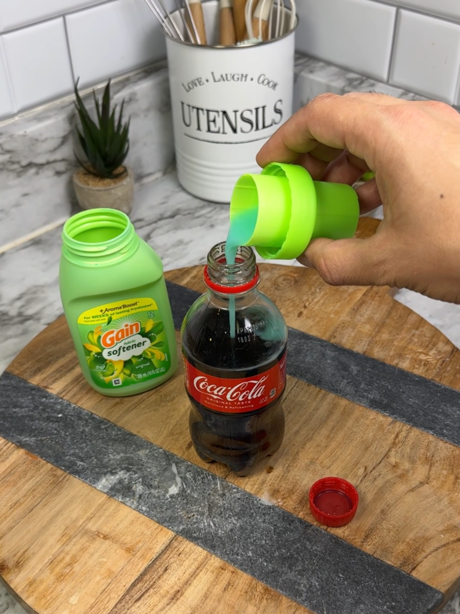 Mix fabric softener with Coca-Cola... Now i never buy cleaners again! 🧽 #cleaninghacks #homehacks #DIY
