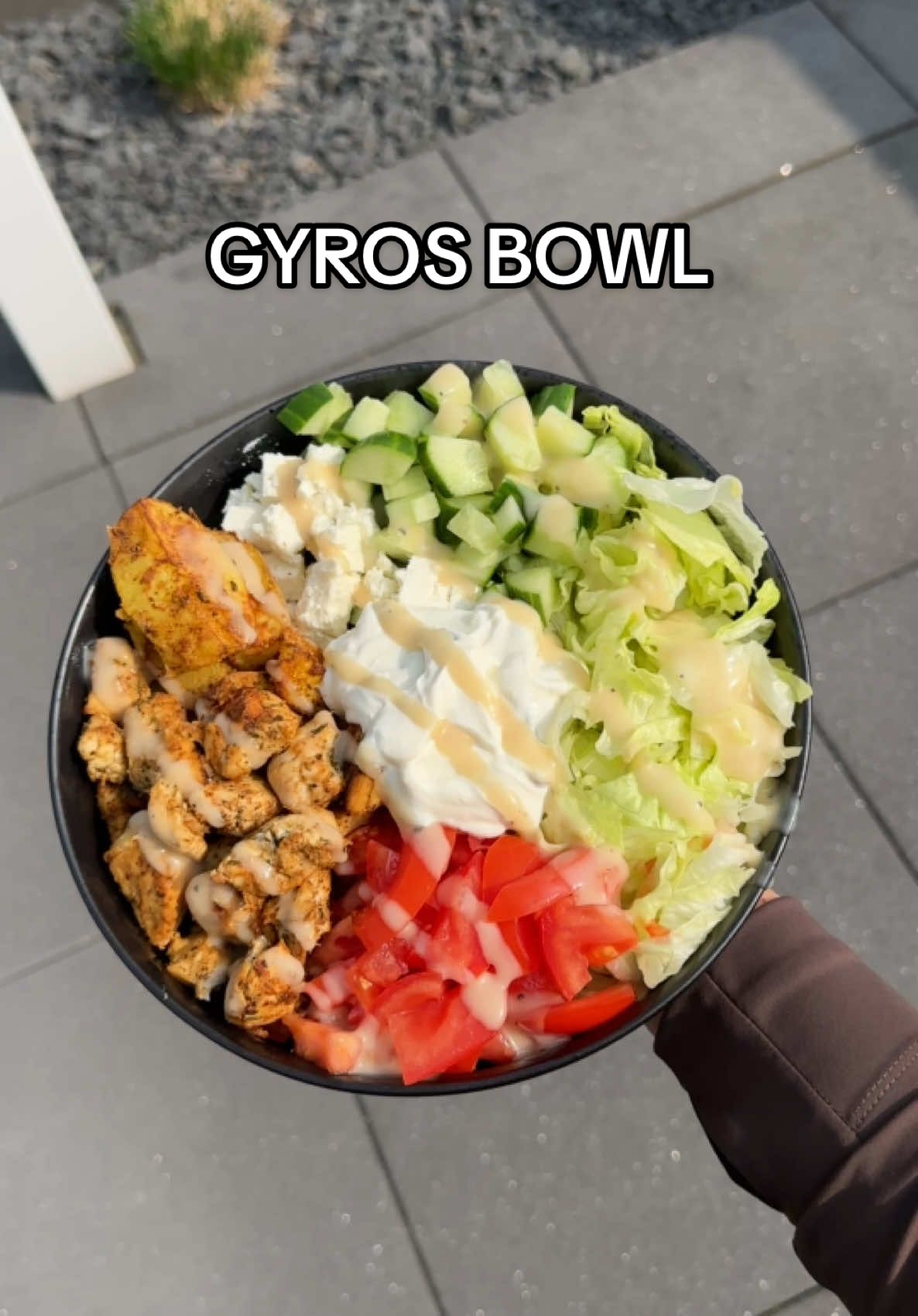 🥙 Gesunde Gyros Bowl – Schnell, lecker & perfekt für deine Diät! 😍 Diese Gyros Bowl ist nicht nur super schnell zubereitet, sondern schmeckt auch unglaublich gut! 🤩 Perfekt für eine gesunde Ernährung, ohne auf Genuss zu verzichten. 💯✨ ➡️ Folge mir @bylaraxx für mehr Rezepte, Tipps & Tricks für deine perfekte Diät! ✨🩷 🥗 Zutaten: ✅ 150–200 g Eisbergsalat 🥬 ✅ 100–150 g Gurke 🥒 ✅ 1 Tomate 🍅 (optional) ✅ 50 g Feta light (z. B. Salakis) 🧀 ✅ 200 g Hähnchenbrust 🍗🔥 ✅ 1 TL Gyros-Gewürz 🌿 ✅ 2 EL fettarmer Zaziki oder Kräuterquark 🥣 ✅ ⭐ More Caesar* 🤩 ➡️ Optional: Wenn du noch mehr Kalorien offen hast, kannst du knusprige Kartoffel-Wedges dazugeben! 🥔✨ Ich habe meine vorgekocht und im AIRFRYER knusprig gebraten – mit ⭐ Mrs. Potatoe von More Nutrition für den perfekten Geschmack! 😍🔥 👩‍🍳 Zubereitung: 1️⃣ Hähnchenbrust in Streifen schneiden, mit Gyros-Gewürz marinieren und in einer Pfanne goldbraun anbraten 🔥🍗 2️⃣ Salat, Gurke und Tomate klein schneiden und in einer Bowl anrichten 🥗🥒 3️⃣ Gebratenes Hähnchen darauf verteilen 😍 4️⃣ Feta drüberbröseln und mit Zaziki oder Kräuterquark toppen 🧀🥣 5️⃣ Mit ⭐ More Caesar* nach Belieben verfeinern & genießen! 🤩 6️⃣ Optional: Kartoffel-Wedges aus dem Airfryer dazugeben! 🥔🔥 🔥 Maximal sparen mit Code „BYLARA“ auf alle More Nutrition Produkte! 🩷💰 #diät #gyros #gyrosbowl #mittagessen #whatsinmybowl #healthybowl #kalorienarm  #abnehmen #gesundessen #fitnessrezepte #proteinreich #kaloriendefizit #schnellundlecker #gesundeernährung #mealprepideen