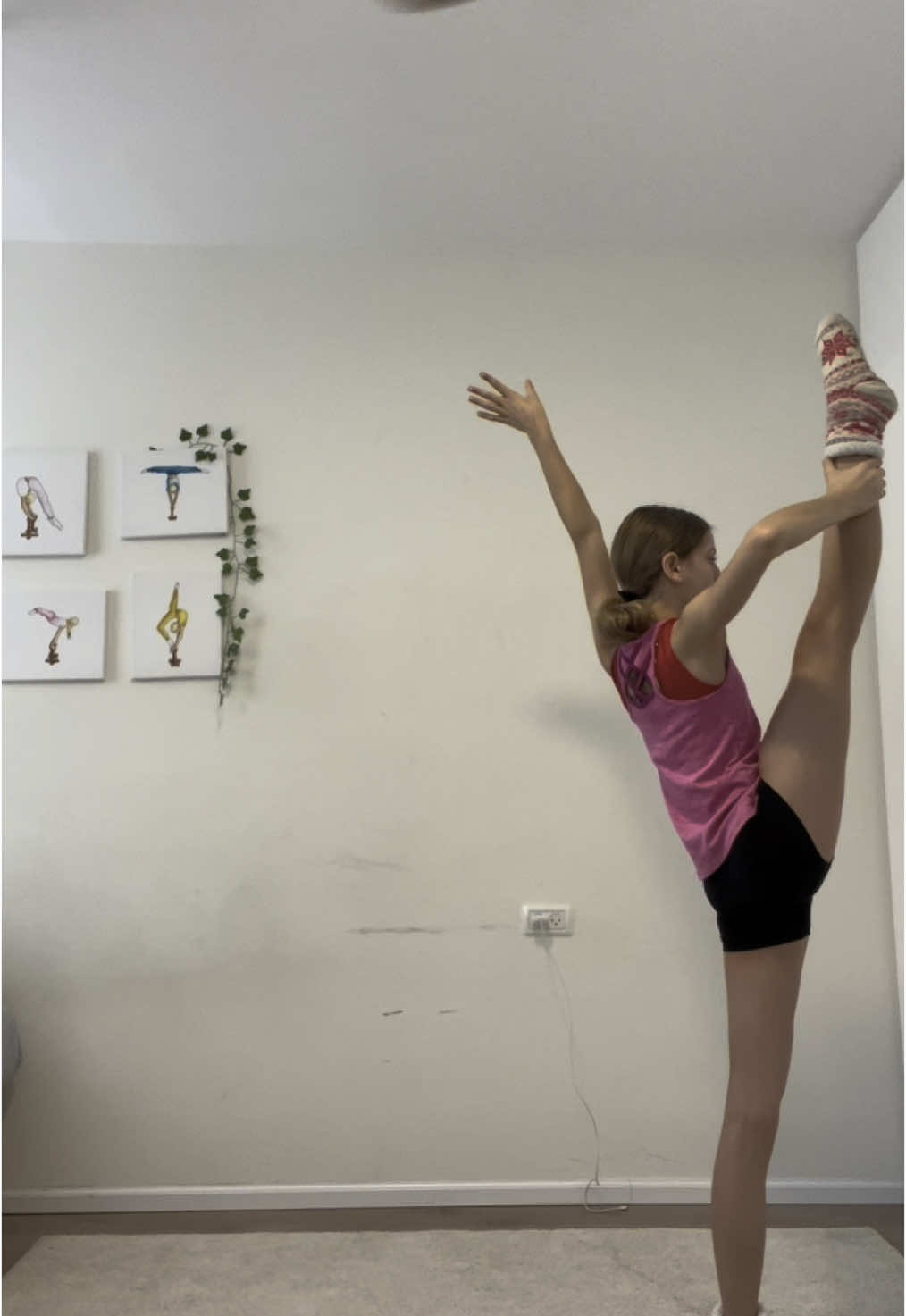 tysm for 2000❤️❤️                                                                 @Ellajgymnast        #gymnastics #acrobatics #strong #hard #middlesplits #gymnastuty #legflexibility #backflexibility #flexibility #handstand #trythis #girls #stronggirl #trend #trending #foryou #fyp #room #pink #planch 