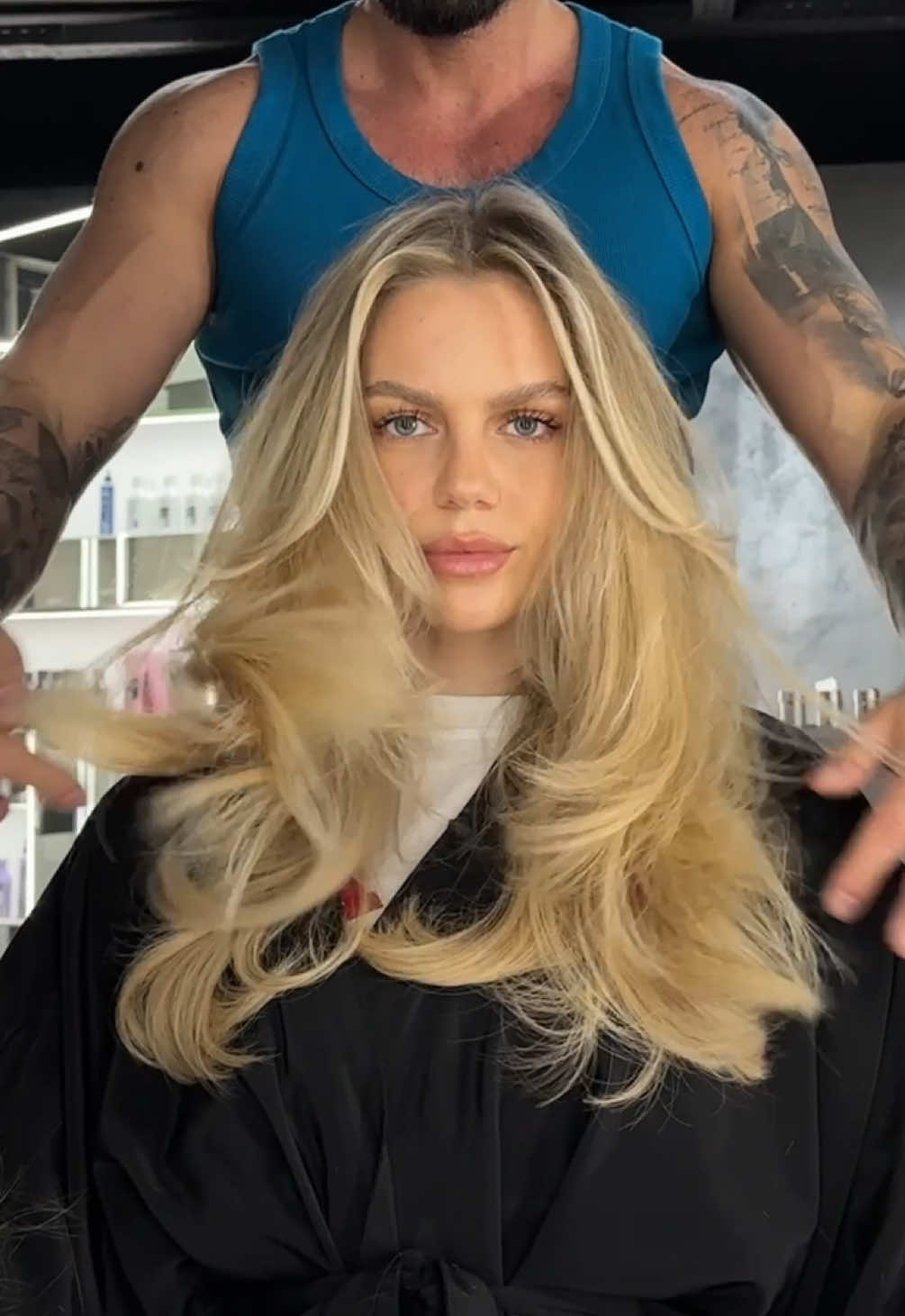 Range Rover Mami aus Beverly Hills @lauraabla11 💕 Honey Blonde , Butterfly Cut und ein luftiger Blow Out ist genau das richtige gerade für einen neuen Abschnitt bei der hübschen Laura. Sie ist einfach von innen und von außen schön und ich durfte wieder zaubern . Was sagt ihr? #honeyblonde #hairinspo #hairtok #butterflycut #blowout #haircut #hairtransformatıon #redken 