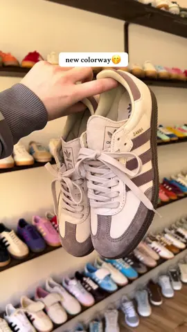 Ahhh wir lieben es!! 😍 Nicht perfekt geschnürt, aber das lässt sich anpassen 🫶 #adidassamba #sneaker #shoppping #sneakershopping #brown #inspiration 