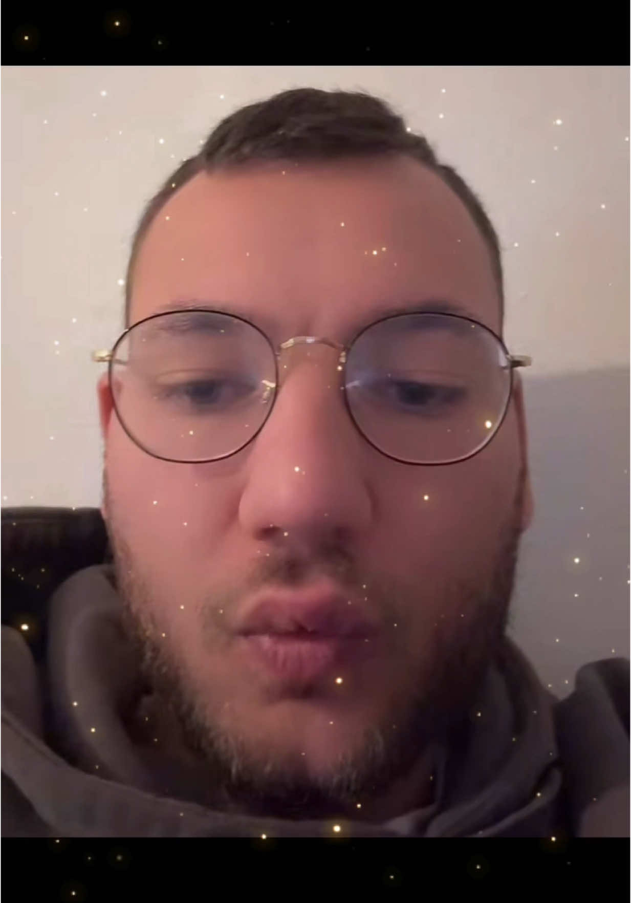 Hallo meine strammen Boys! Ihr lest fast richtig, ich suche einen Mann für das Leben! Alleine ins Stadion gehen ist nicht der Hit.vielleicht bist du mein Traummann, finde es heut Abend hier heraus @geloeeescht00 #fyp #lgbt🌈 