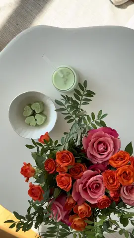 Spring is here 🌞💐 c’est les WESTWING collection days profitez en avant qu’il ne soit trop tard ! Vous avez -5% en plus des promotions avec le code : MARGAUX  •Table menorca noir  •Bol en porcelaine  •Vase en verre strié  •Chaises avec cannage  •miroir organique #profitezbien #spring #pubvolontaire #westwingfr #westwing #decoration #design @Westwing l Interior 