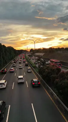 Jakarta sore #sarjanamuda #djiamputh #capcut #pemandanganaesthetic #sunsets #2025 #storywa #bahanswmu #fyp  #mentahanvideo #beranda #fyppppppppppppppppppppppp #jakarta #fypage 