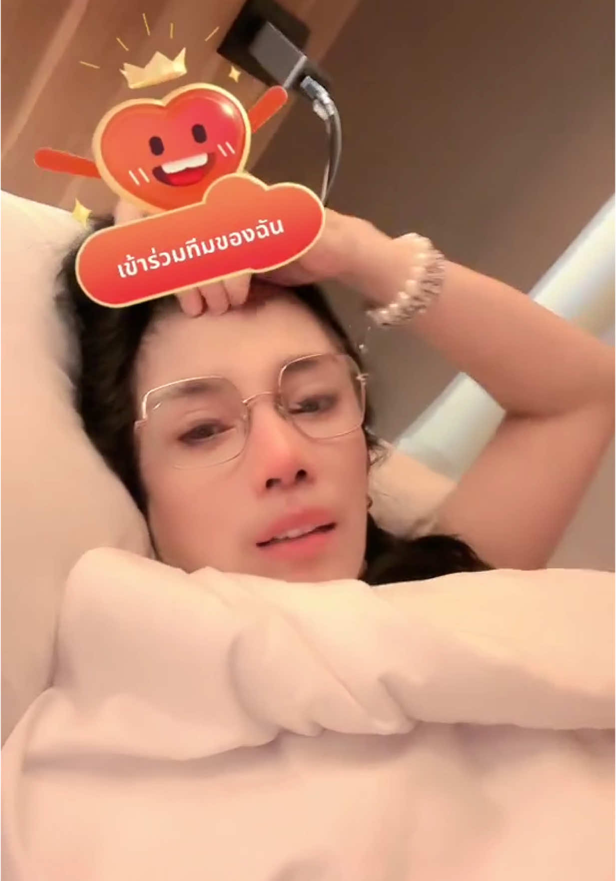 “ วันนี้เศร้าหนักเข้าไปอีก ปลาคราฟตายเกือบหมดบ่อ น่าจะเหลืออีก 4-5 ตัวยังไม่กล้าไปดูเลย “  ” ลงเครื่องสุวรรณภูมิ ขึ้นรถจากเครื่องบิน บางกอกแอร์เวย์ เพื่อมาที่อาคาร น้ำตาใหลพราก มีฝรั่งคนหนึ่งยื่นโทรศัพท์เปิดรูปแมว ปลอบใจเรามั้ง ให้ดู เราก็ยิ้มให้เขา แต่ก็ไม่ได้พูดอะไร ขอบอกฝากไปถึงเขาว่า “ ทำไมคุณใจดี และเป็นคนดีจังเลย คุณปลอบใจฉัน ฉันรู้สึกสำนึกและรู้สึกดีแต่ฉันไม่ได้ขอบคุณหรืออะไรคุณเลย ฉันขอโทษนะคะ TT “ 😭😭😢 #กานต์วิภากร #เสกโลโซ #loso #lusterentertainment #กูรักมึง 