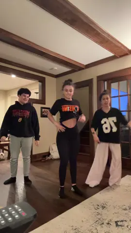 Sorry you guys didn’t see my split. Enjoy our choreo #dropitlikeitshot @lara 