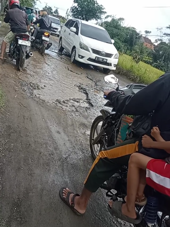 aduh aduh hati hati mang,,daek we atuh nincak jalan butut kie #indonesiaku #viraltiktok #asepjapar #bupatisukabumi #gubernurjawabarat #dedimulyadichannel 