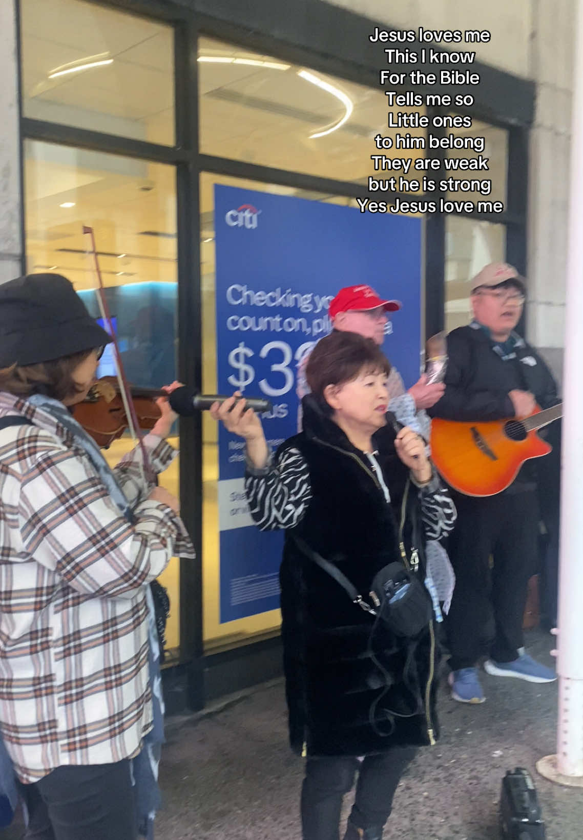 Jesus loves you!! ✝️❤️🥹 All the way from the streets of New York #nyc #jesus #faith #newyork #worship #evangelism #praisethelord 