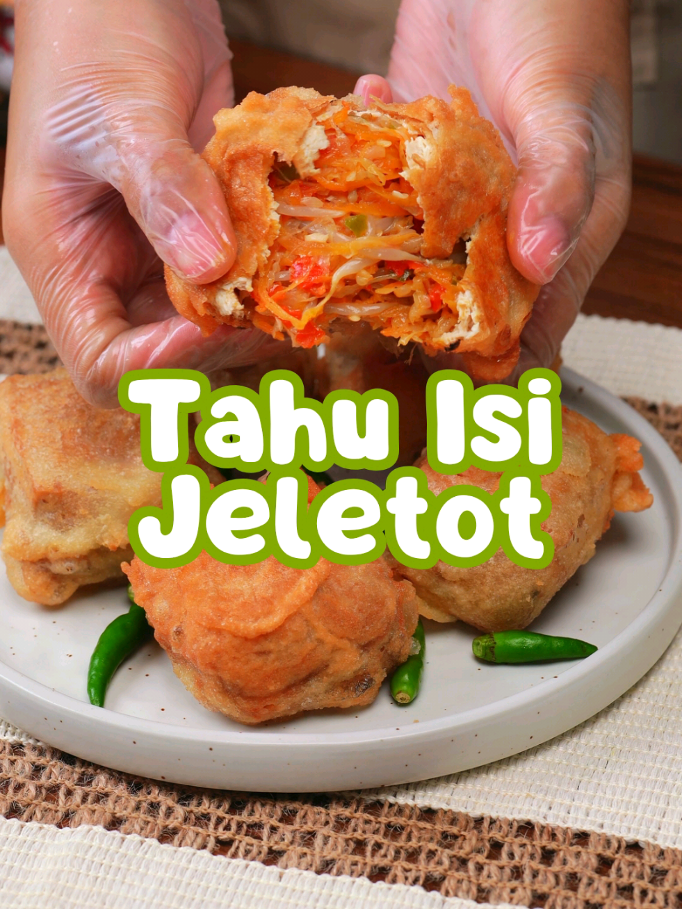 Pecinta pedas merapaaat!🌶️ Tahu Isi Jeletot ini bakal jadi tantangan seru buat pecinta pedas nih. Bayangin, tahu goreng renyah yang diisi sayuran yang gurih dan pedas bikin setiap gigitan berasa ‘jeletot’ di lidah💥 Bikin sendiri di rumah, dan rasakan sensasi pedasnya yuk! Coba tag bestie kalian yang suka makan tahu Jeletot, Foodies😜🔥 Bahan Tahu Isi : 8 buah tahu coklat 2 buah wortel 1/2 buah kol 10 cabai merah keriting 8 cabai rawit hijau 6 bawang merah 4 bawang putih 2 genggam tauge 1 sdt lada putih 1 sdt garam 1 sdt gula 1 sdt kaldu jamur Minyak Bahan Tepung : 150 gram tepung terigu 50 gram tepung maizena 1 sdt garam 300ml air #tahuisi #tahuisipedas #tahujeletot #tahu #tahugoreng #gorengan #gorenganenak #gorenganviral #food #idejualan #masakanrumahan #resepsimple #weekenddish #weekend #dish #foodies #belajarmasakbareng #resepsatset 