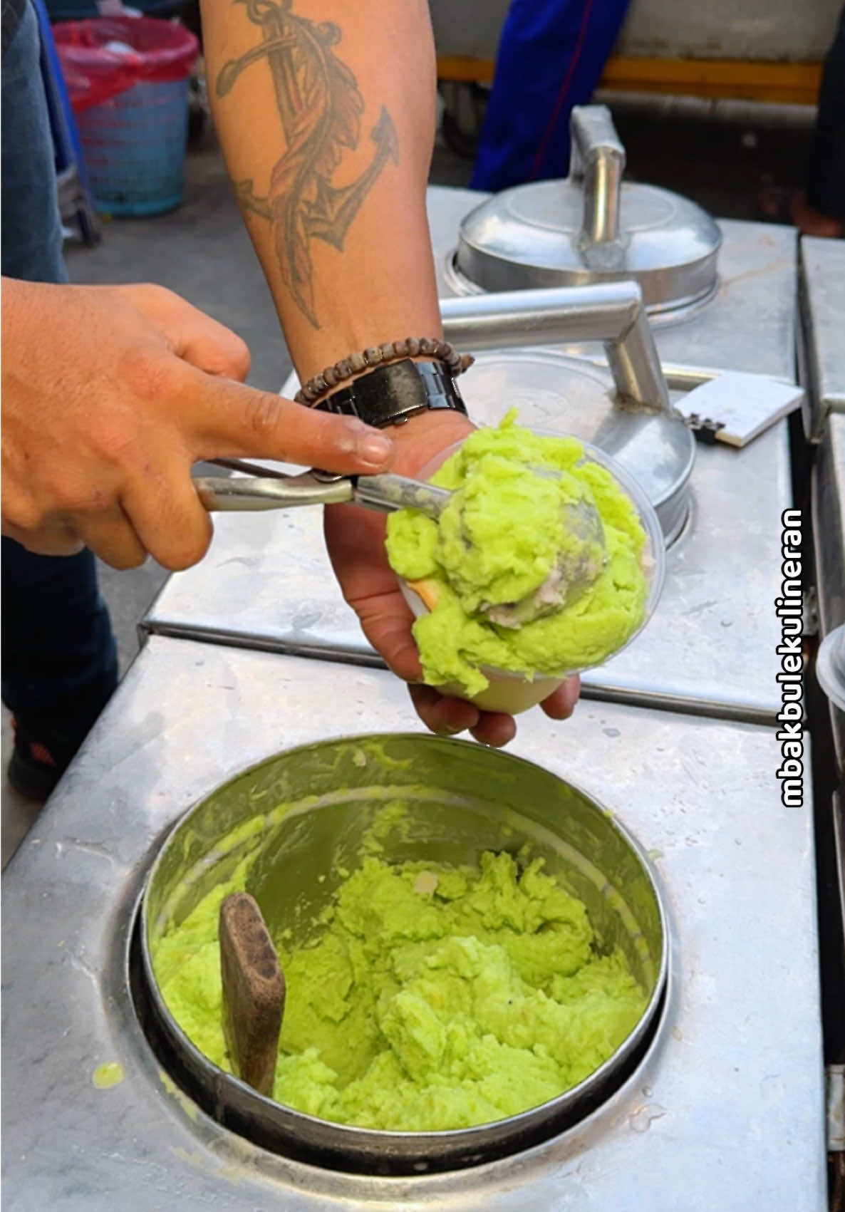 WORTH IT GA SAMA ANTRINYA ⁉️  . #kuliner #surabaya #kulinersurabaya #esputer #viral #mbakbulekulineran 