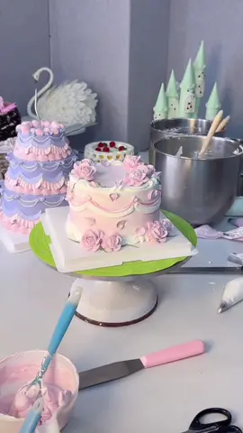 Let me tell you how to make a cake #fyp #cakedecorating #cutecake #cakemaking #cakeforgirls #anniversaycake 
