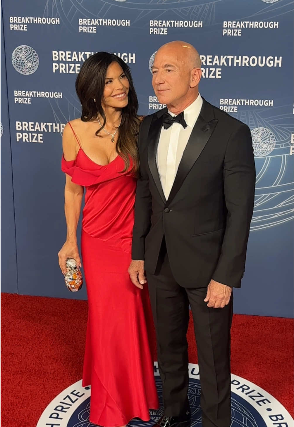 #jeffbezos and #laurensanchez attend the #breakthroughprize ceremony in #losangeles @Breakthrough Prize Foundation 