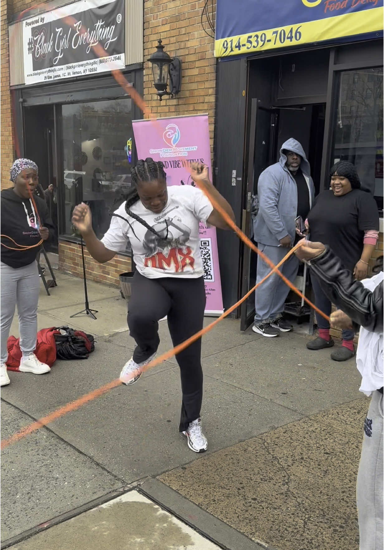 We met a lovely lady. She slipped off her jacket and jumped right in! It’s been years since she last jumped—since her teenage days—but she hasn’t missed a beat. You could see pure joy on her face as she entered the ropes—like she reconnected with her inner child in that very moment. Her expression was absolutely priceless. #doubledutch 