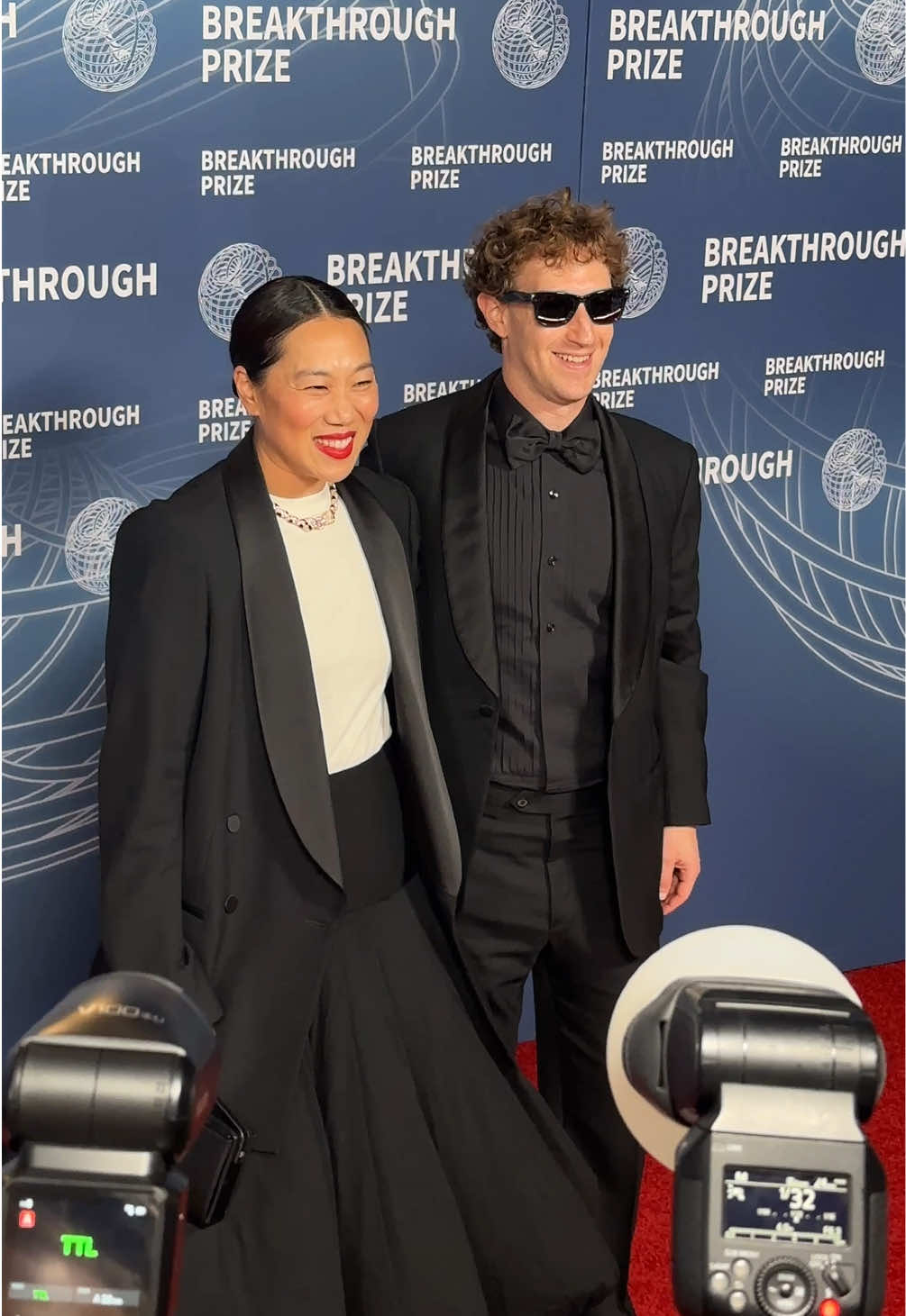 #markzuckerberg and #priscillachan on the red carpet at the #breakthroughprize ceremony @Breakthrough Prize Foundation 