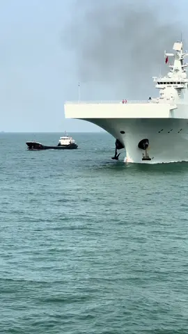 เรือยกพลขึ้นบกลำแรกที่จีนสร้างเอง Type 075 เรือไห่หนาน มีโอกาสได้แล่นสวนพี่ใหญ่ตัวเป็นๆ ขอถ่ายเก็บไว้หน่อยนะครับ 😍 #จีน #เรือรบ #เรือยกพลขึ้นบก #type075 #hainan 