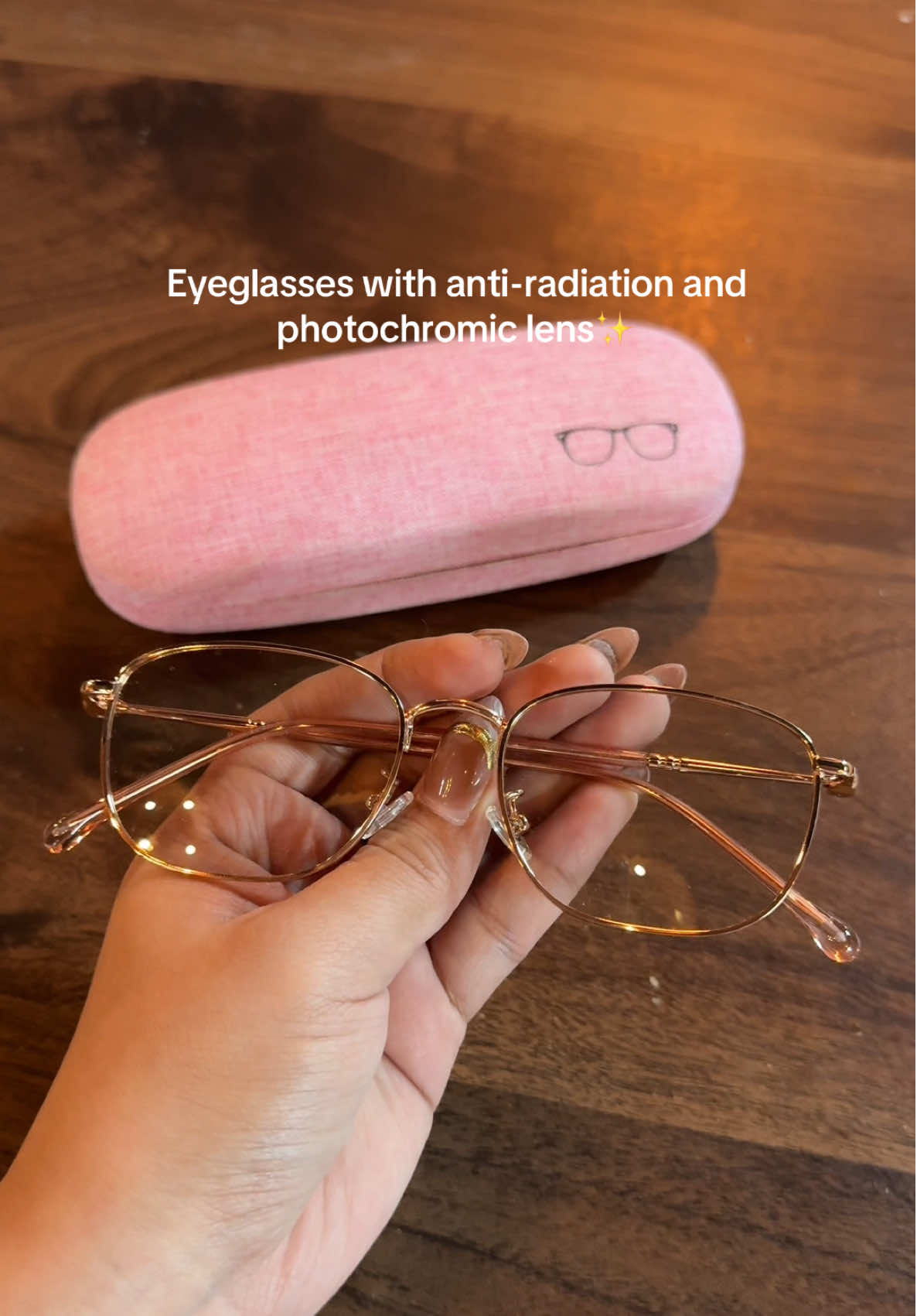 One of our best sellers eyeglasses!! Get yours now! Link in the yellow basket😉 #eyeglasses #eyeglass #eyeglassesfashion #antiradiationglass #antiradiationeyeglass #photochromiceyeglass #fyp 