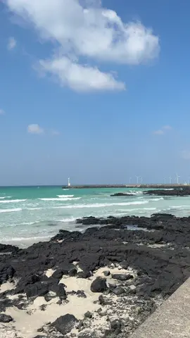 Beautiful Beach in Jeju 📍Hyeopjae Beach #jejuisland #southkorea #hyeopjaebeachjeju #whenlifegivesyoutangerines 