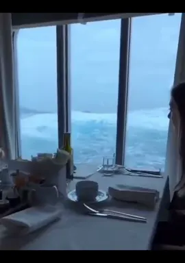 Canadá | El “Ocean Explorer” vivió momentos de tensión extrema en las turbulentas aguas del Paso Drake. Durante su travesía entre Sudamérica y la Antártida, el crucero fue sorprendido por olas colosales de hasta 12 metros, desatando el caos a bordo. Los fuertes embates del océano hicieron que varios pasajeros fueran literalmente levantados del suelo, mientras la embarcación luchaba por mantenerse a flote. Lo que debía ser una experiencia de ensueño se convirtió en una pesadilla marítima bajo uno de los climas más impredecibles del planeta. #OceanExplorer #CruiseGoneWrong #DrakePassage #WildOcean #TerrifyingMoment #HighSeas #StormAtSea #ExtremeTravel #AntarcticAdventure  #CruceroOceanExplorer #TerrorEnAltaMar #OlasGigantes #PasoDrake #ViajePeligroso #CruceroEnCaos #HistoriaReal #NoticiasImpactantes