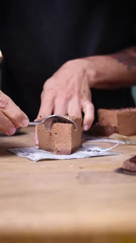 Der gesündeste Schokoladen Cheesecake der Welt - Nutella Edition :) Total einfach zuzubereiten und der Kuchen muss nicht mal gebacken werden! :) Zutaten Füllung: 589g Süßkartoffel (535g ohne Schale) 200g Tofu Eine Scheibe Zitronenschale  90g Nussmus (Haselnuss habe ich verwendet) 160g Zartbitterschokoloade 160g Datteln  100g Wasser  Prise Salz Vanilleschote  Boden: 80g Apfelmark 30g Backkakao 60g gemahlene Nüsse 30g Hafermehl Prise Salz So gehts: Für den Boden alle Zutaten vermengen und eine Springform mit Backpapier auslegen. Den Boden darin verteilen.  Für die Füllung: Süßkartoffel schälen, 30 Minuten kochen und anschließend mit den restlichen Zutaten in einen Mixer geben. Glatt mixen und auf dem Boden verteilen. Im Kühlschrank fest werden lassen & genießen. Viel Vergnügen  Euer Gian #gesunderezepte #veganbacken #schnellerezepte #gesunderezepte 