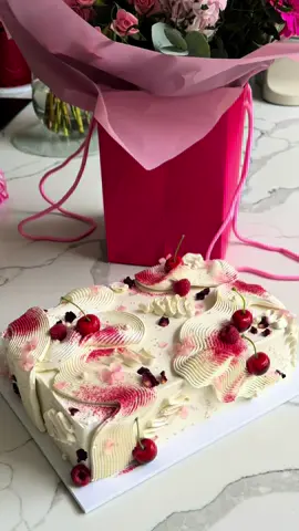 Decorating my mums birthday cake! (why did it have to be lemon🥲🍋) #bakersoftiktok #homebaker #cakedecorating #buttercream #fyp 