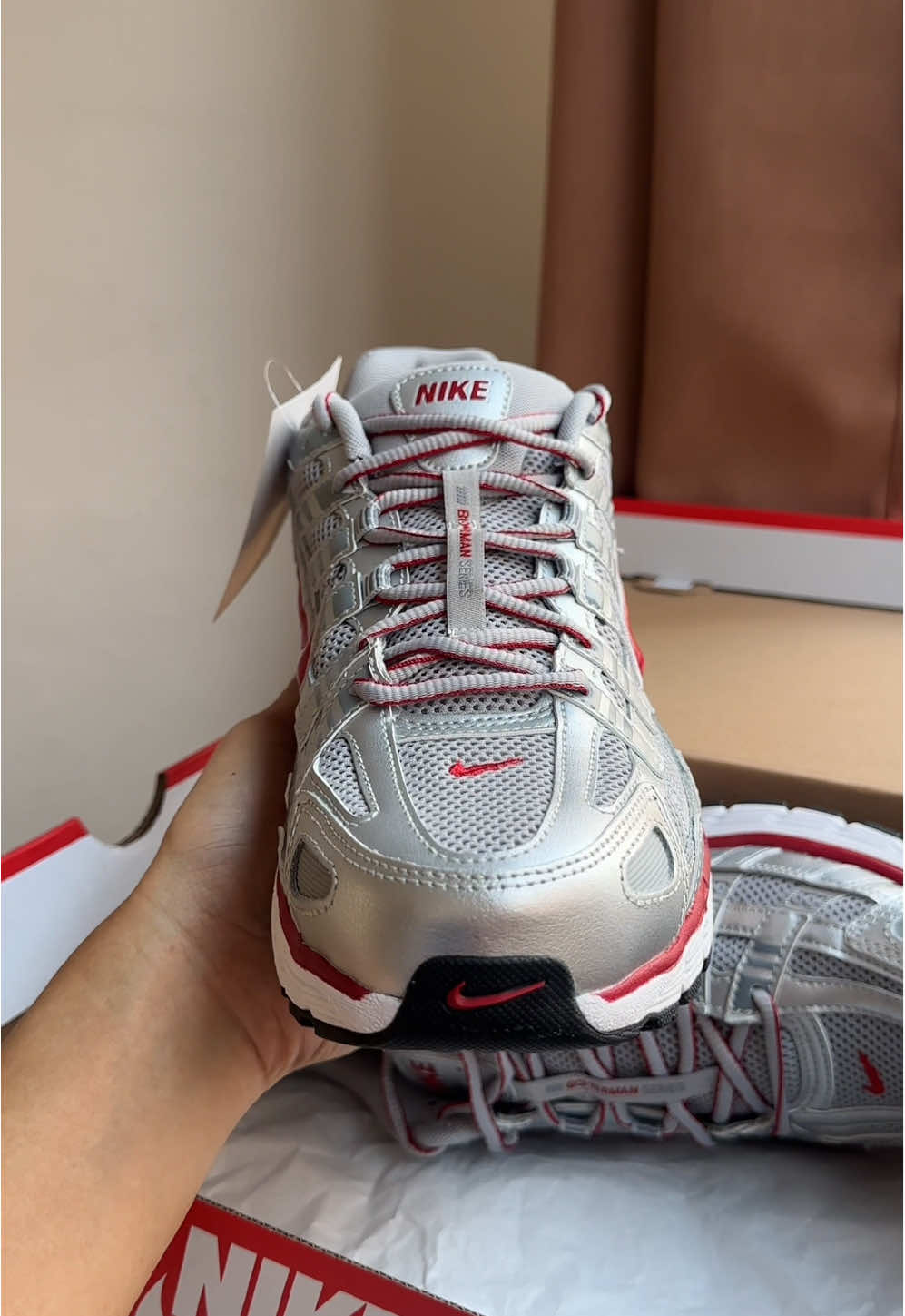 Nike P6000 “Metallic Silver Gym Red” ของดีที่ราคาไม่แรง ใส่้สบาย คุ้มค่า สีนี้ อุลตร้าแมน ชัดๆ #nike #p6000 #sneakers #ไนกี้ #รองเท้าสวย #รองเท้าใส่สบาย 