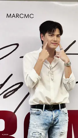 มาร์ค photo time ฟค อยากได้จิีมแก้ม มาร์คงอแงไม่อยากทำ มันไม่เท่ แต่สุดท้ายก็ตามใจ ฟค น่ารักที่สุดเลย 🥰 Marcmc Chapter 23 #Chapter23MarcmcDay #marcmc #marcnatarit 