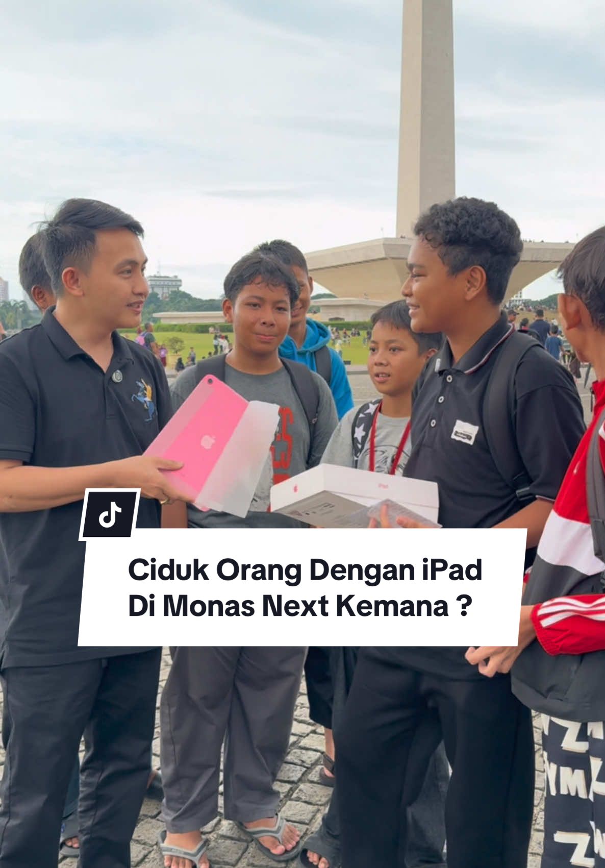 Ciduk orang dengan iPad di Monas
