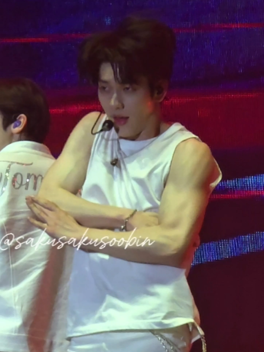 スビンのノースリーブ😭筋肉😭Dangerかっこいい😭 #SOOBIN #수빈 #スビン #txt #axeTXT #MoAxeTeca #MoAxe #TXTinvadeAXEceremonia AXE ceremonia fancam in Mexico🇲🇽