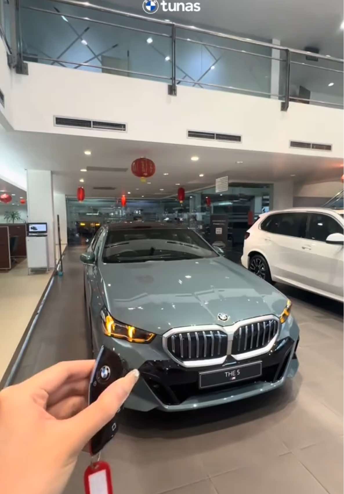 Striking kidney grille in BMW 520i sDrive in Cape York Green Metallic💖 Contact BMW Tunas Official WhatsApp 08777 1500 777 or BMW Tunas Business Consultant for more information. #bmw #bmwtunas #bmw5 #bmw5series 