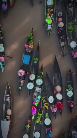 Pasar Terapung Lok Baintan adalah sebuah pasar tradisional di atas air yang terletak di Desa Sungai Pinang, Kecamatan Sungai Tabuk, Kabupaten Banjar, Kalimantan Selatan. Pasar ini sudah ada sejak zaman Kesultanan Banjar dan menjadi salah satu destinasi wisata populer.  Pasar buka mulai pukul 06.00 pagi sampai dengan pukul 09.30 WITA. Pengunjung dapat menuju pasar menggunakan kelotok (perahu motor). Kalau kalian ke pasar naik apa Sob? Cr/IG danielkordan 📍Lok Baintan, Kalimantan Selatan #PesonaIndonesia #DiIndonesiaAja #lokbaintan 