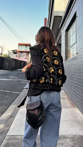 Ignore my broken hand!!! Navigating ways to get this darn cast thru arm holes (and LOSING) boooooo. Anywho bless this little vest  #OOTD #fitcheck #antiquejewellery #vintagefashion #vintageootd #vintagestyle #grwm #annapaul 