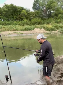Catching a Texas River monster🐊 #garfishing #texas #dfw #Outdoors #viral #alligatorgar #dallastx 