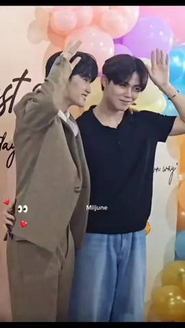Me is tired blushing and giggling here 😮‍💨 #ohmfirst #firstchalongrat #รักแรกของเฟริสท์ #ohmsarit #โอมสาริศ 