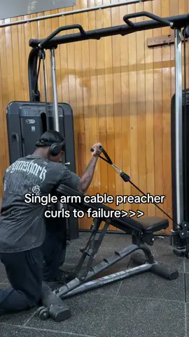 Single arm cable preacher curls go crazy #GymTok #gym #gymshark #biceps 