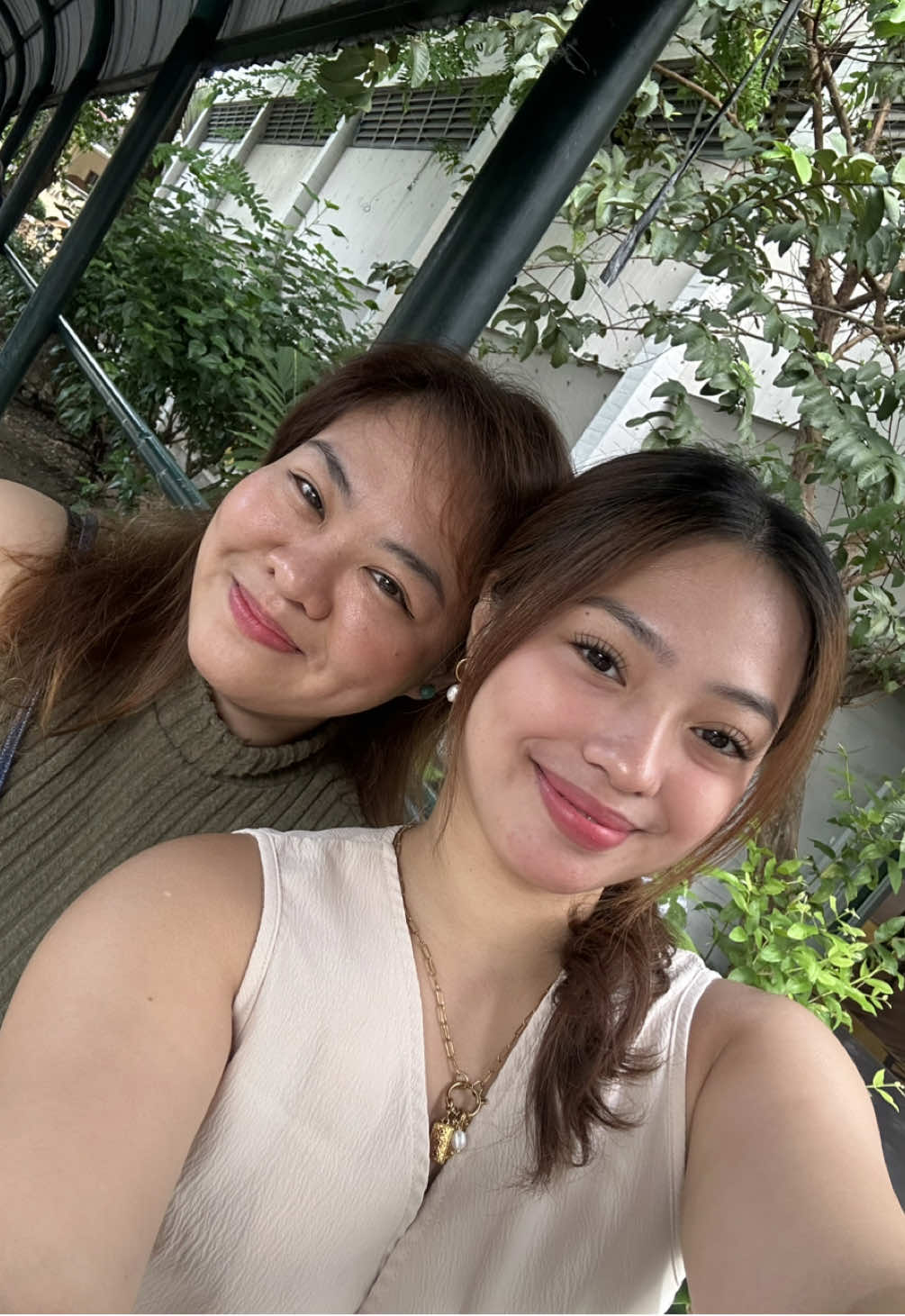 Friends or sisters? 🤣😮‍💨  #azul #trending #sisters #fyp 