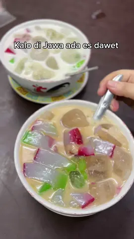 Es tradisional yang bikin nostalgia! 🏮❄️ Ada yang masih inget rasa segar Selendang Mayang? 🤤 #KulinerBetawi #SelendangMayang #KotaKite #KotakuKotakite #Jakartaibukotakuselamanya