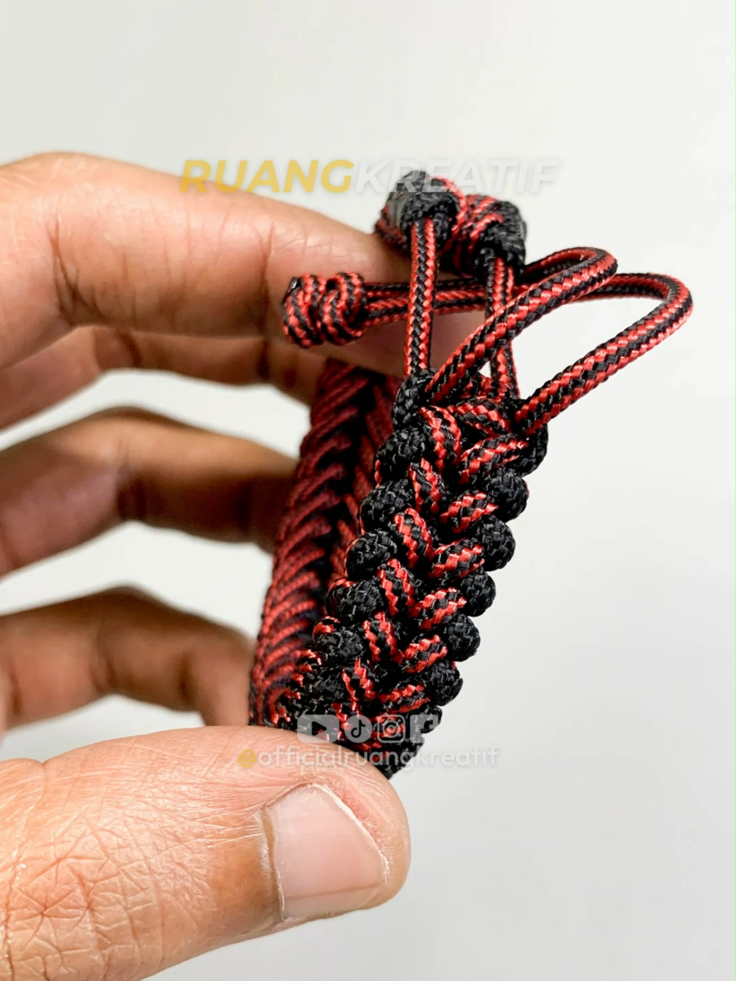 How To Make Adjustable Tactical Paracord Bracelet 
