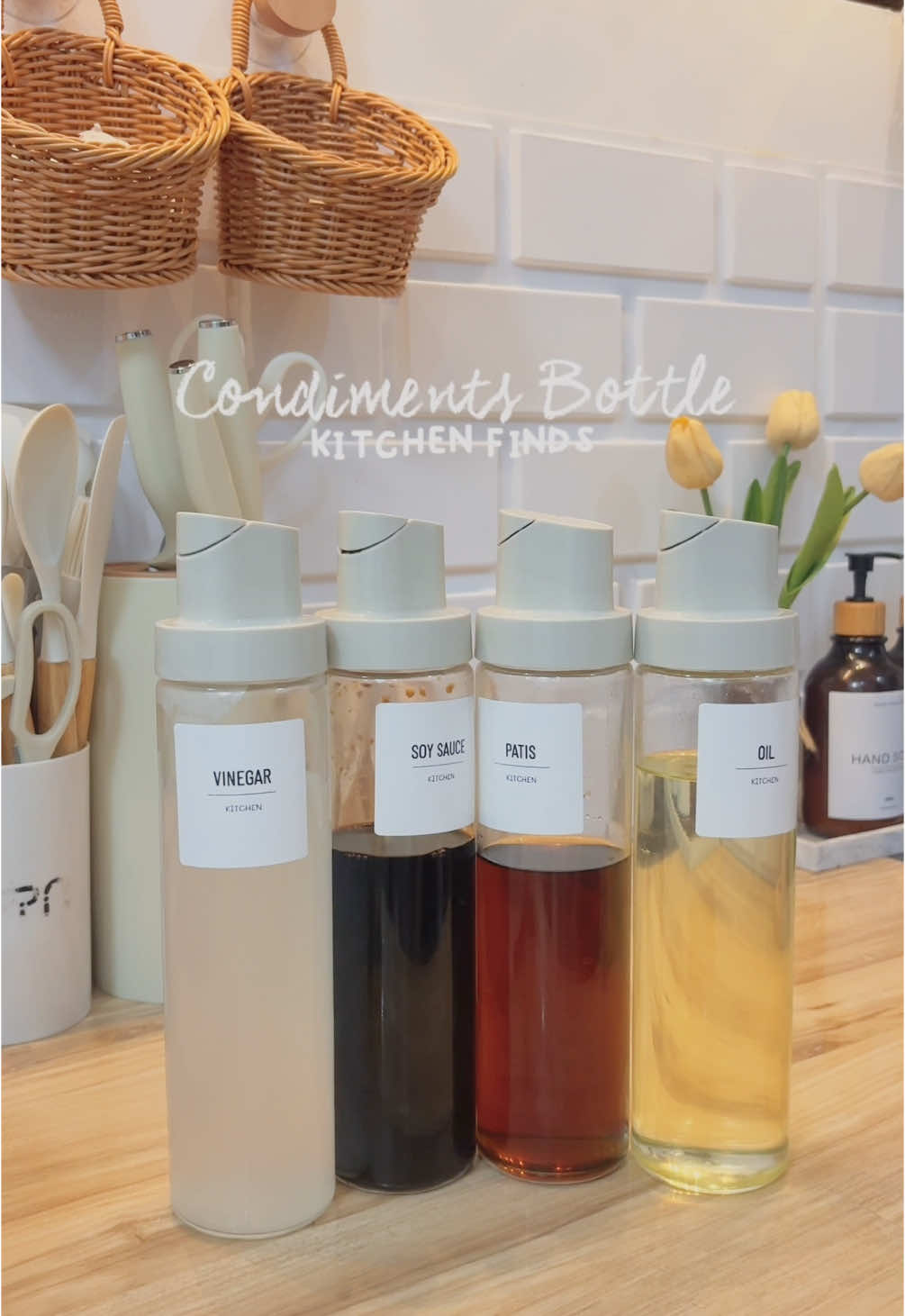 Aesthetic condiments bottle🤍 automatic close & open! So worth it💯   #condimentsbottle #bottleorganizer #spicestorage #condiments #fyp 