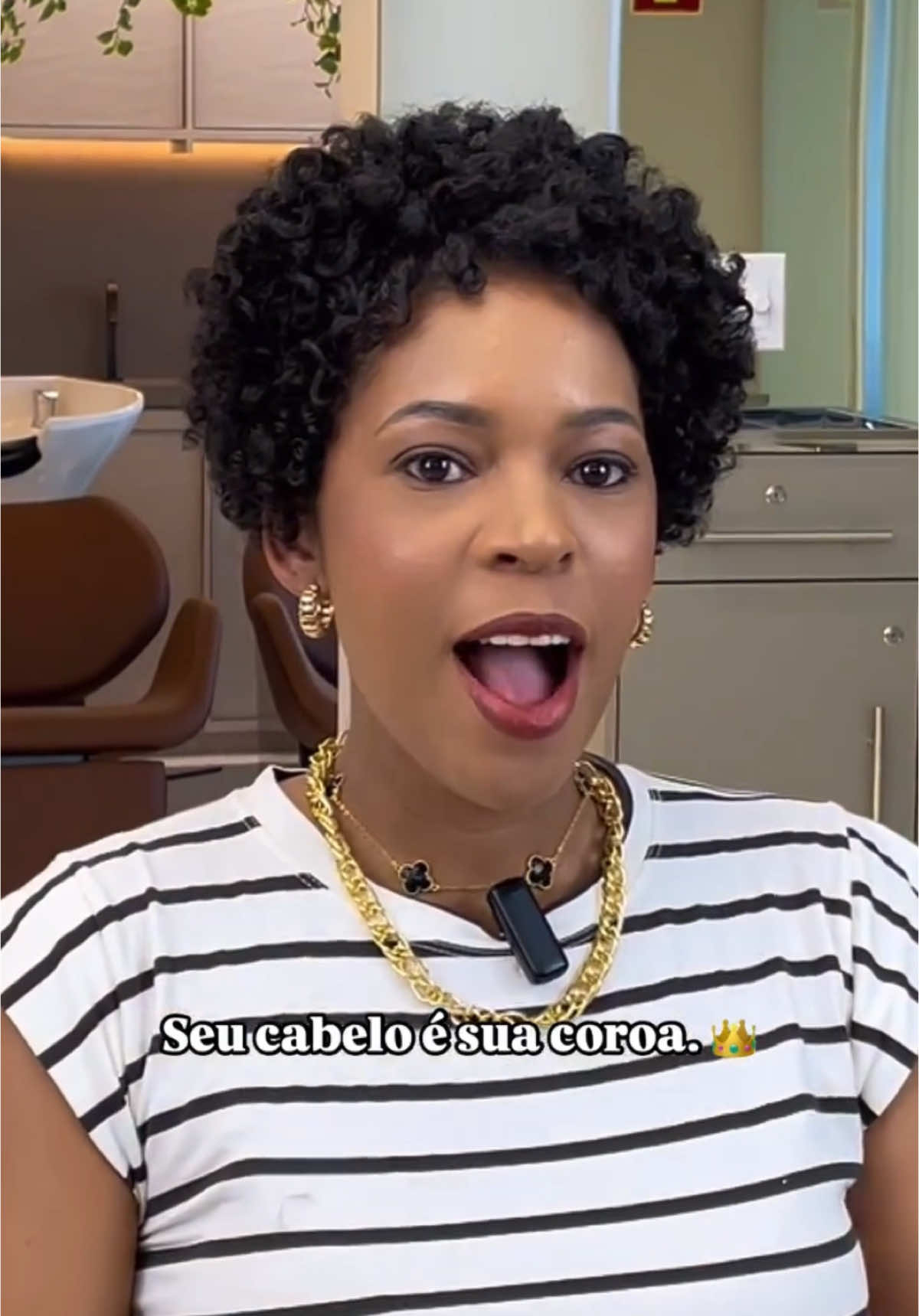 Seu cabelo é sua coroa, e cada cacho carrega uma história de força, beleza e autenticidade.  Um corte não é apenas uma mudança no visual, é um ato de empoderamento! ✂✨