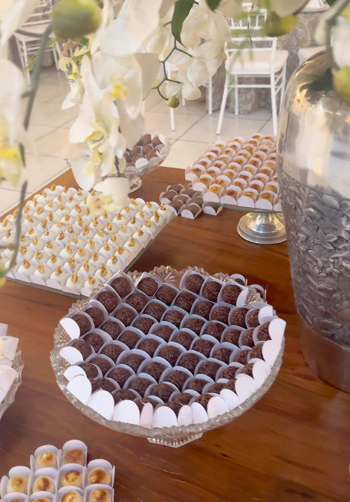 Ontem foram mais de 1500 doces entregues para uma festa linda como essa! E ver tudo prontinho assim faz tudo valer a pena! ✨ #brigadeiro #docinho #docinhosdefesta 