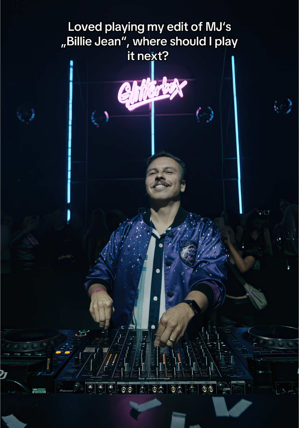 The king of pop still runs the dance floor 🤝 #billiejean #disco 